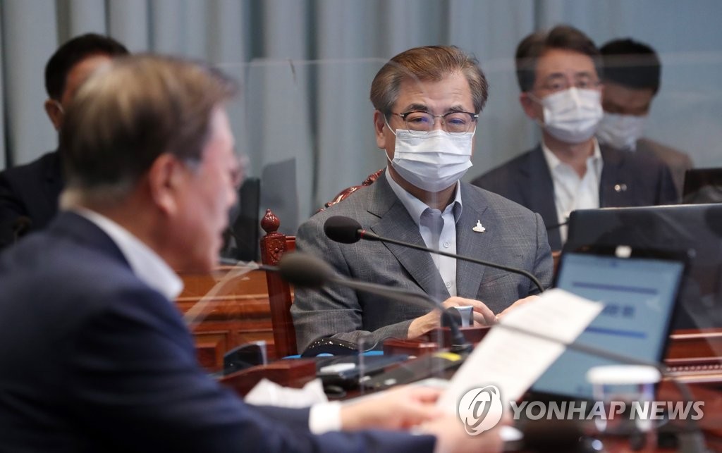 资料图片：韩国青瓦台国家安保室室长徐薰（居中）在会上听取总统文在寅（左一）的发言。 韩联社