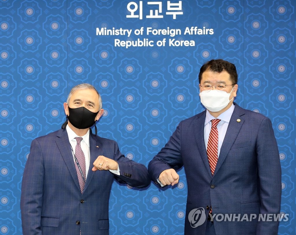 8月31日下午，在首尔市钟路区的韩国外交部办公楼，崔钟建（右）和哈里斯“碰肘”致意。 韩联社/联合摄影记者团