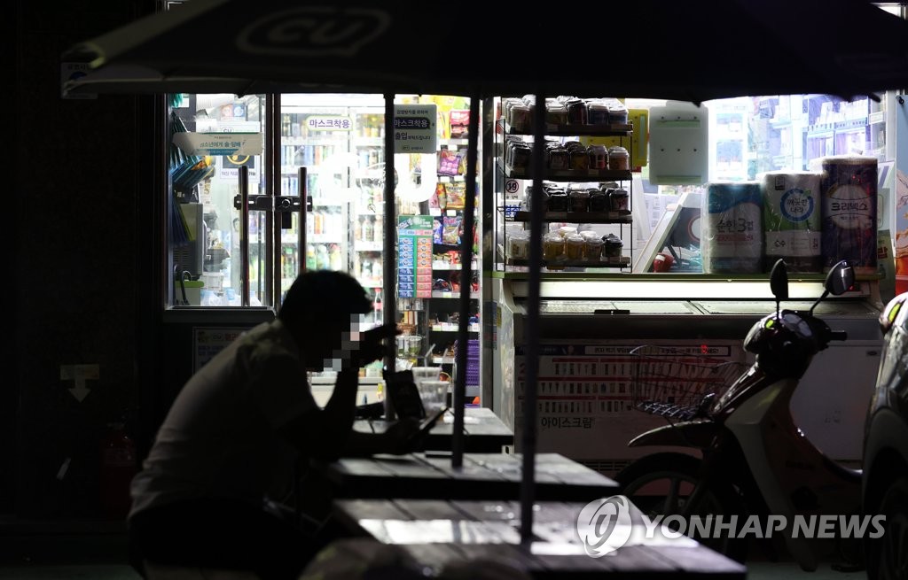 资料图片：一家夜间营业的便利店 韩联社