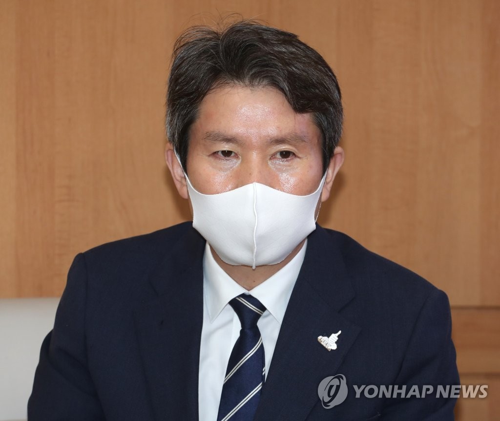 资料图片：韩国统一部长官李仁荣 韩联社