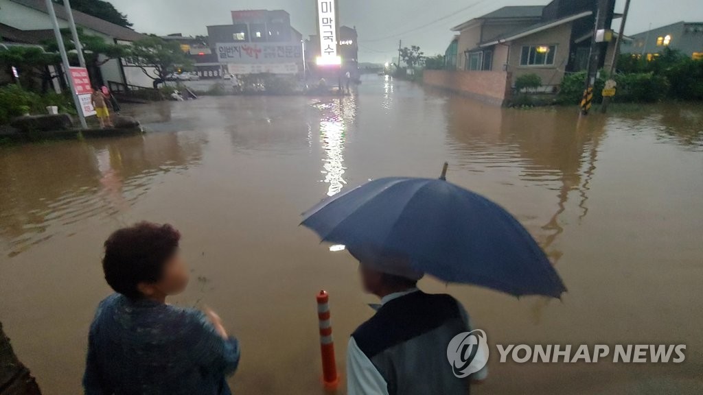 9月2日，随着台风“美莎克”北上带来暴雨天气，江原道江陵市发生内涝。 韩联社