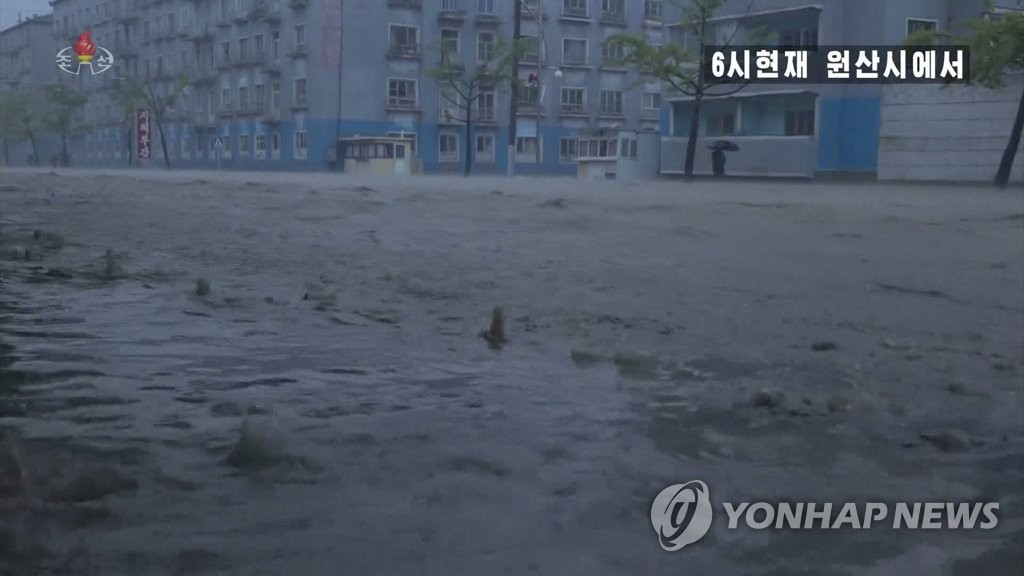 资料图片：朝鲜中央电视台9月3日报道，受台风“美莎克”影响江原道元山市遭遇水灾。 朝鲜中央电视台截图（图片仅限韩国国内使用，严禁转载复制）