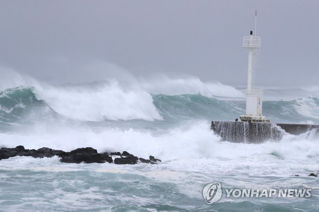 9月6日，在济州西归浦前海，台风掀起巨浪。 韩联社