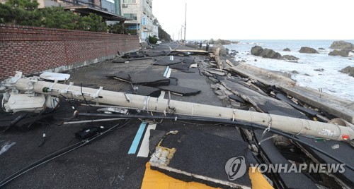 <b>태풍</b>에 무너진 해안도로