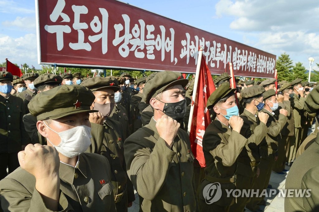 资料图片：9月8日，朝鲜平壤1.2万名劳动党员在锦绣山太阳宫广场举行誓师大会，准备前往咸镜南道台风灾区支援灾后恢复工作。 韩联社/共同社（图片严禁转载复制）
