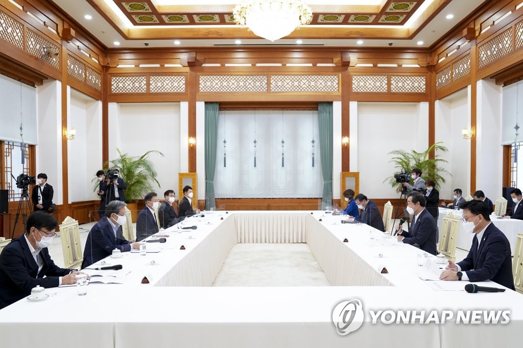 资料图片：9月9日，在青瓦台，总统文在寅（左三）同执政党共同民主党领导班子举行会谈。 韩联社