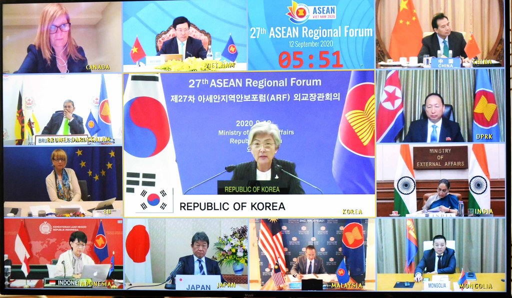 9月12日，康京和（居中）出席东盟地区论坛外长会。 韩联社/外交部供图（图片严禁转载复制）