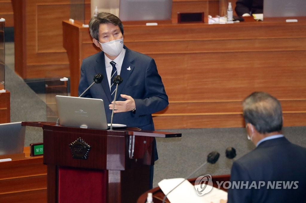 9月15日，韩国统一部长官李仁荣（左）在国会质询政府工作大会上答议员提问。 韩联社 
