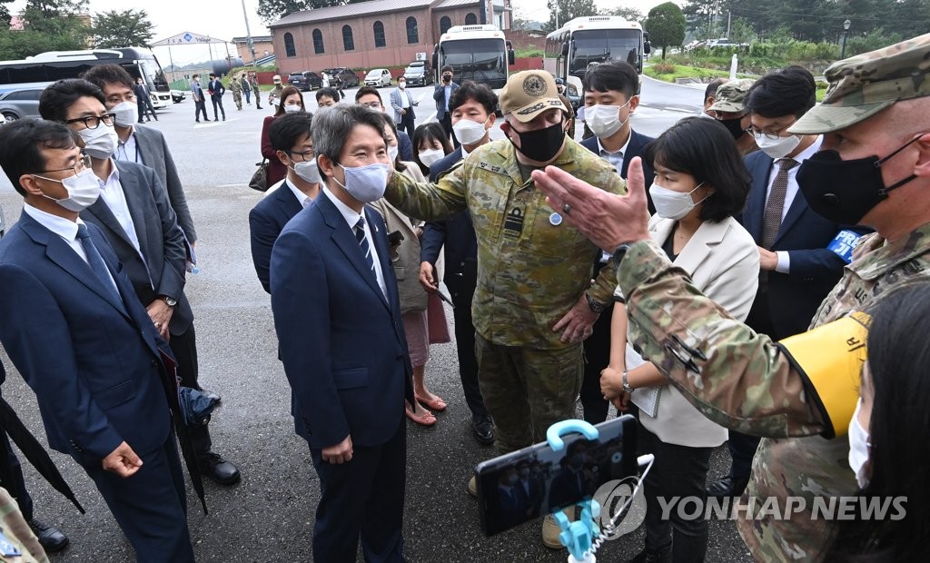 资料图片：9月16日，统一部长官李仁荣（居中）在板门店共同警备区听取军官介绍。 韩联社