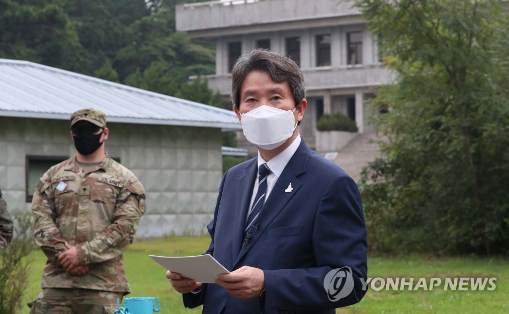 资料图片:9月16日,在韩朝边境板门店,韩国统一部长官李仁荣接受媒体采访。 韩联社/联合摄影团