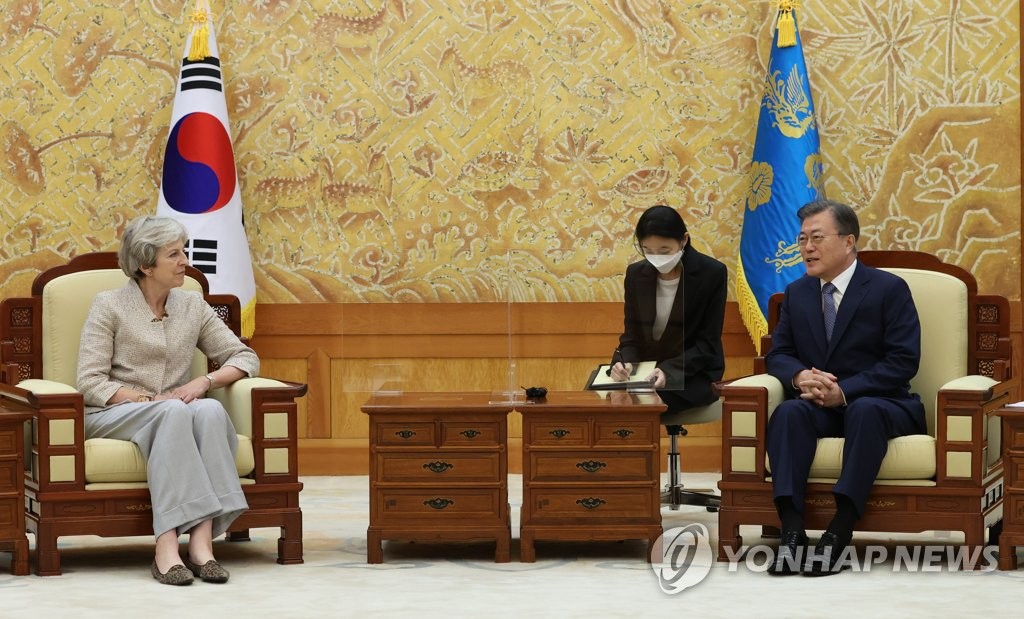 9月16日下午，在青瓦台，韩国总统文在寅（右）会见到访的英国前首相特雷莎·梅。特雷莎·梅此行旨在出席在首尔举行的世界知识论坛。 韩联社