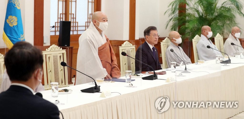 9月18日，在青瓦台，大韩佛教曹溪宗总务院长园行法师（左二）出席文在寅与佛教领袖座谈会并发言。 韩联社