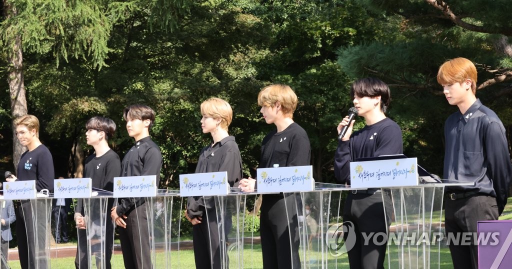 资料图片：9月19日，人气男团防弹少年团（BTS）出席在青瓦台举行的首届青年日纪念活动，并作为青年代表发言。 韩联社