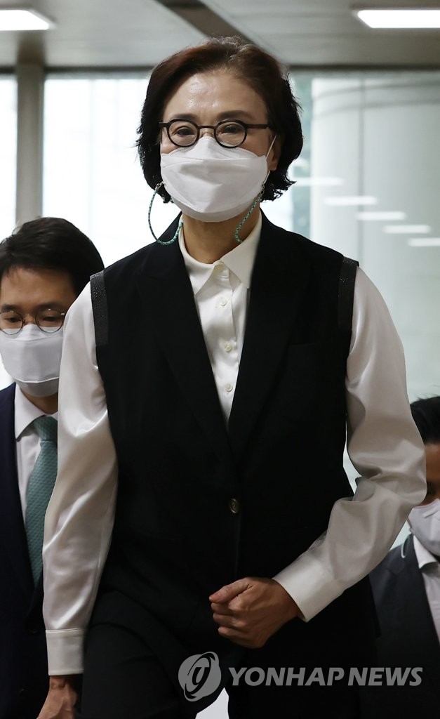 韩进集团前会长夫人出庭受审 韩进集团前会长夫人出庭受审