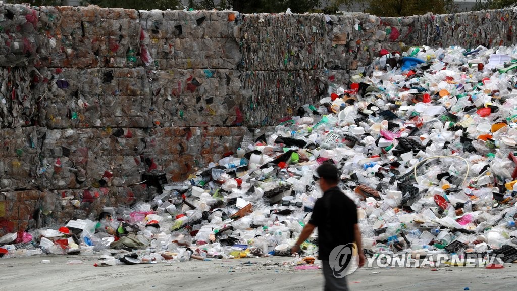 资料图片：9月24日，在釜山江西区的一家废品处理场，来自家家户户的废品堆积成山。 韩联社