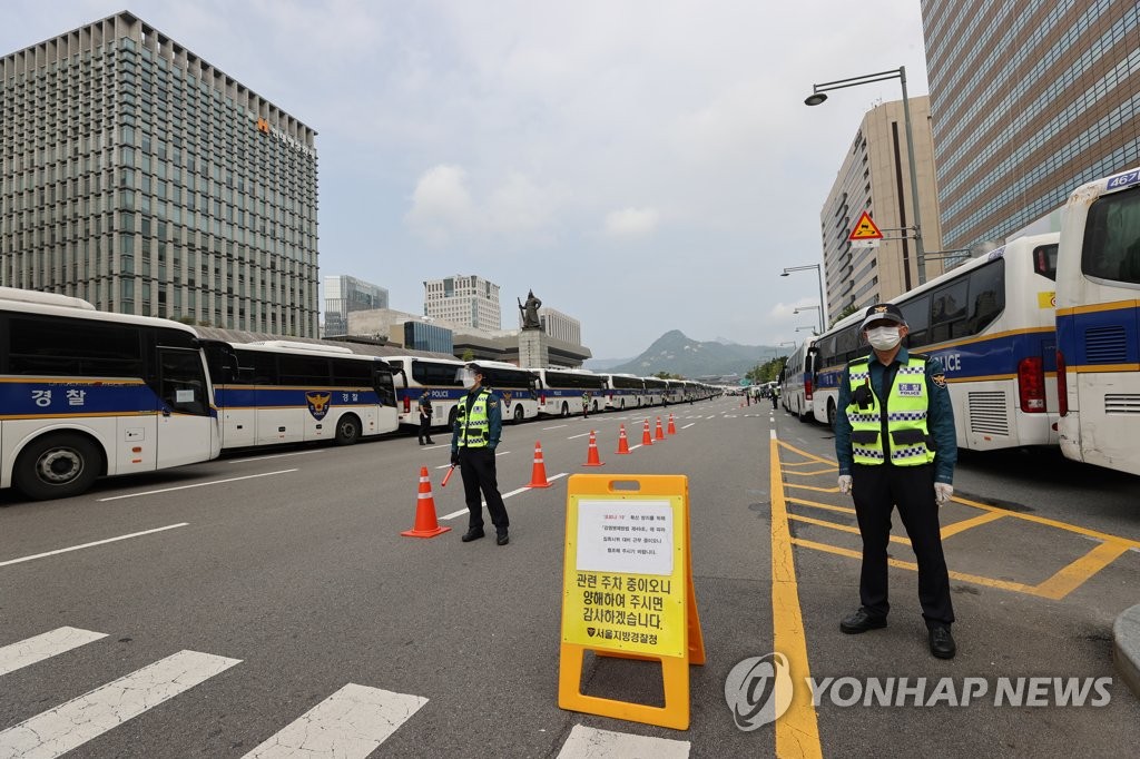 资料图片:10月3日,在首尔市光化门广场,警方出动大批警用巴士筑起车