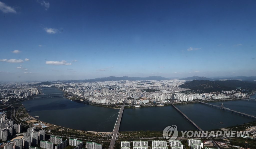资料图片：首尔市上空的蓝天白云 韩联社