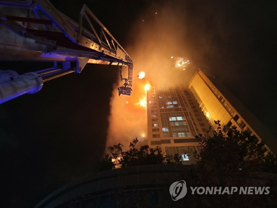 10月8日,韩国蔚山市一栋33层高楼发生火灾图为现场照