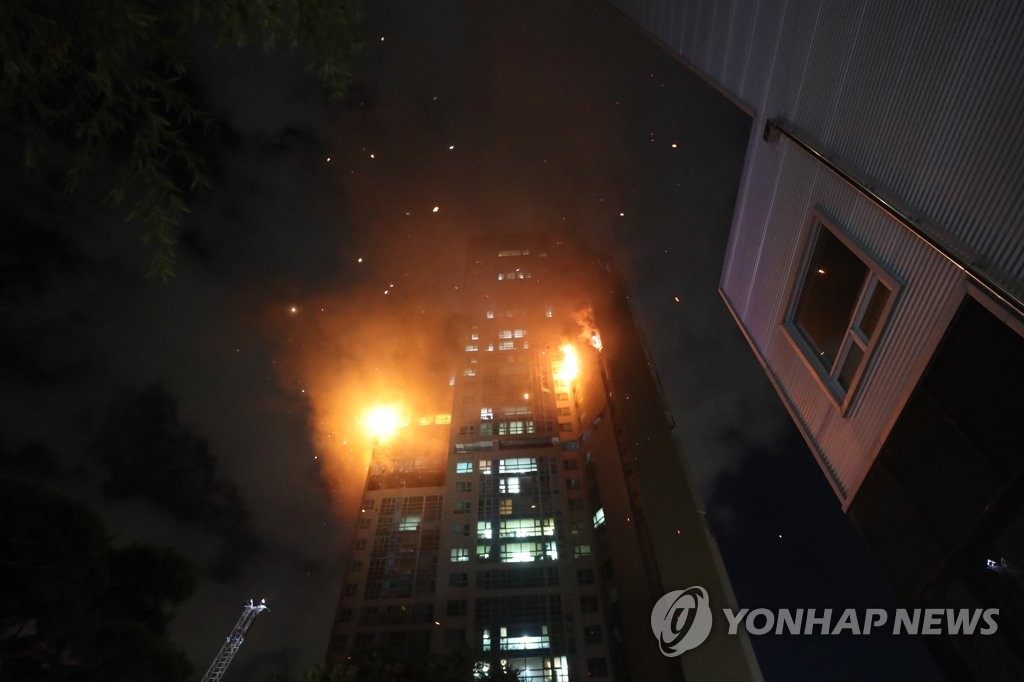 10月8日,韩国蔚山市一栋33层高楼发生火灾图为现场照 韩联社