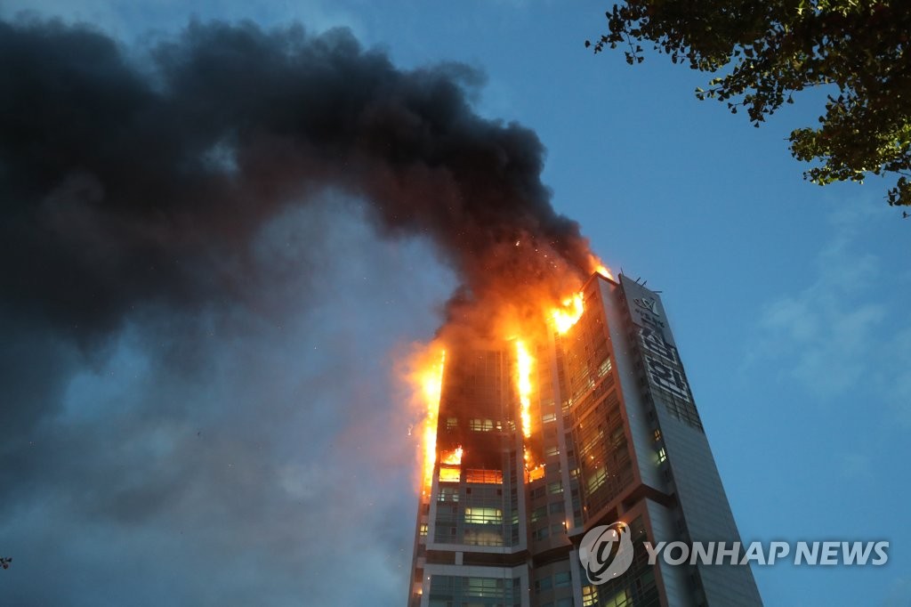 10月8日,韩国蔚山市一栋33层高楼发生火灾图为现场照 韩联社