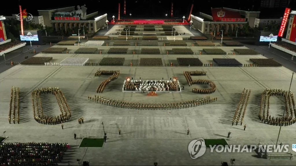 10月10日，朝鲜劳动党成立75周年阅兵仪式在金日成广场举行。图为人民军摆出“75”字样接受检阅。 韩联社/朝鲜中央电视台画面截图（图片仅限韩国国内使用，严禁转载复制）