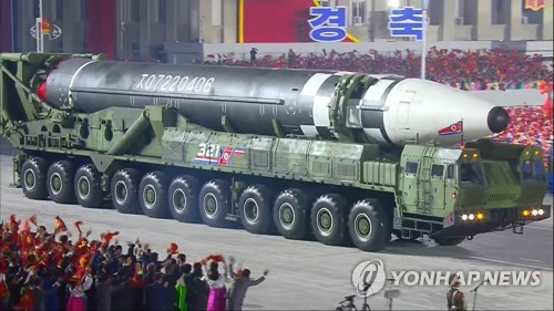 资料图片：朝鲜2020年10月10日举行劳动党成立75周年纪念仪式，并公开新型洲际弹道导弹（ICBM）。 韩联社/朝鲜中央电视台报道画面截图（图片仅限韩国国内使用，严禁转载复制）