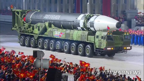 资料图片：2020年10月10日，朝鲜劳动党成立75周年纪念阅兵式举行。图为朝鲜在阅兵式上首次公开的新型洲际弹道导弹“火星-17”。 韩联社/朝鲜央视画面截图（图片仅限韩国国内使用，严禁转载复制）
