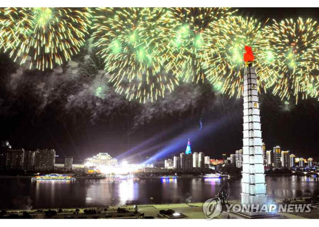 朝鲜劳动党机关报《劳动新闻》10月10日报道，朝鲜在阅兵式结束后举办了盛大的烟花表演，庆祝建党75周年纪念日。 韩联社/《劳动新闻》官网截图（图片严禁转载复制）