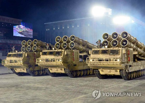 资料图片：朝鲜在2020年10月阅兵式上公开的超大型六管火箭炮 韩联社