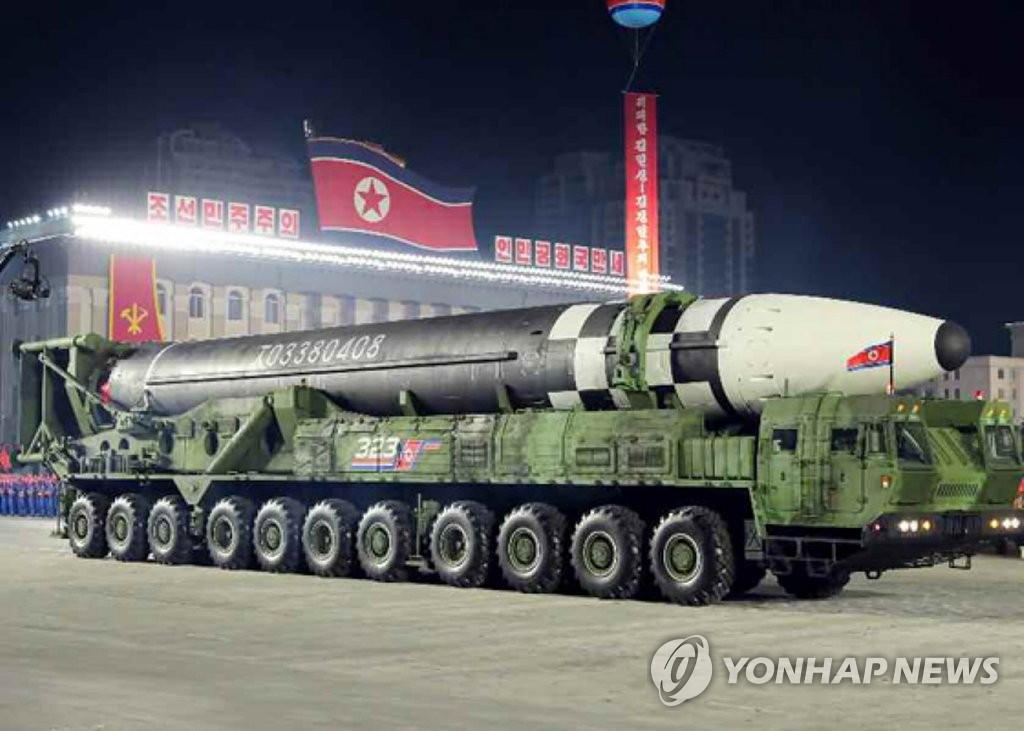 资料图片：2020年10月10日，朝鲜在劳动党成立75周年纪念阅兵式上公开新型洲际弹道导弹（ICBM）。 韩联社（图片仅限韩国国内使用，严禁转载复制）