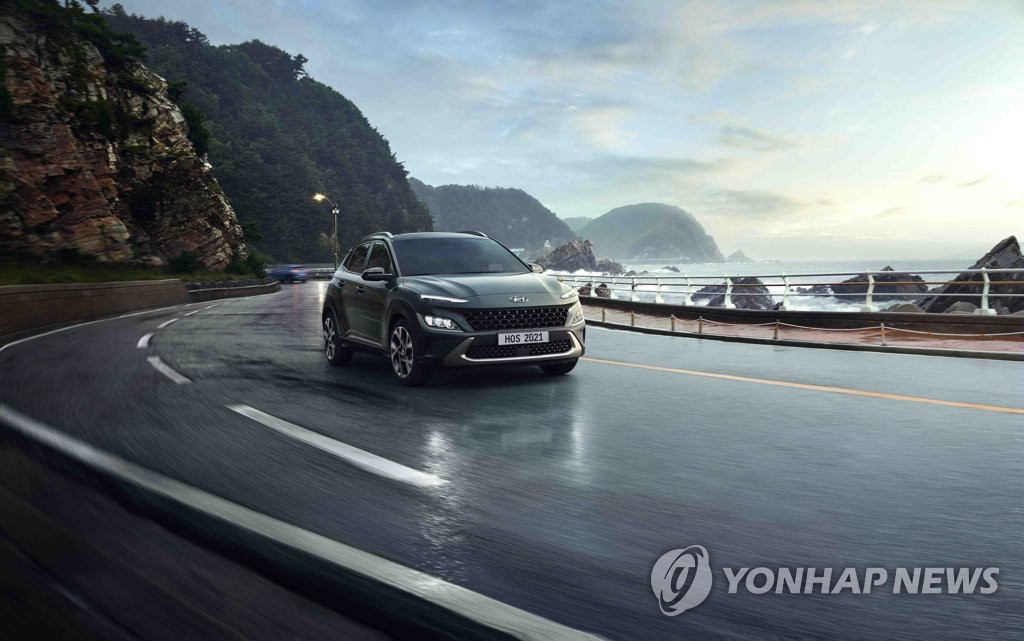 资料图片:现代汽车10月15日表示,旗下升级版SUV车型“全新KONA”(The new KONA)正式上市。这是现代2017年款KONA的升级版,新款外观设计犀利个性,燃效领跑同级车车型。 韩联社/现代起亚汽车供图(图片严禁转载复制)