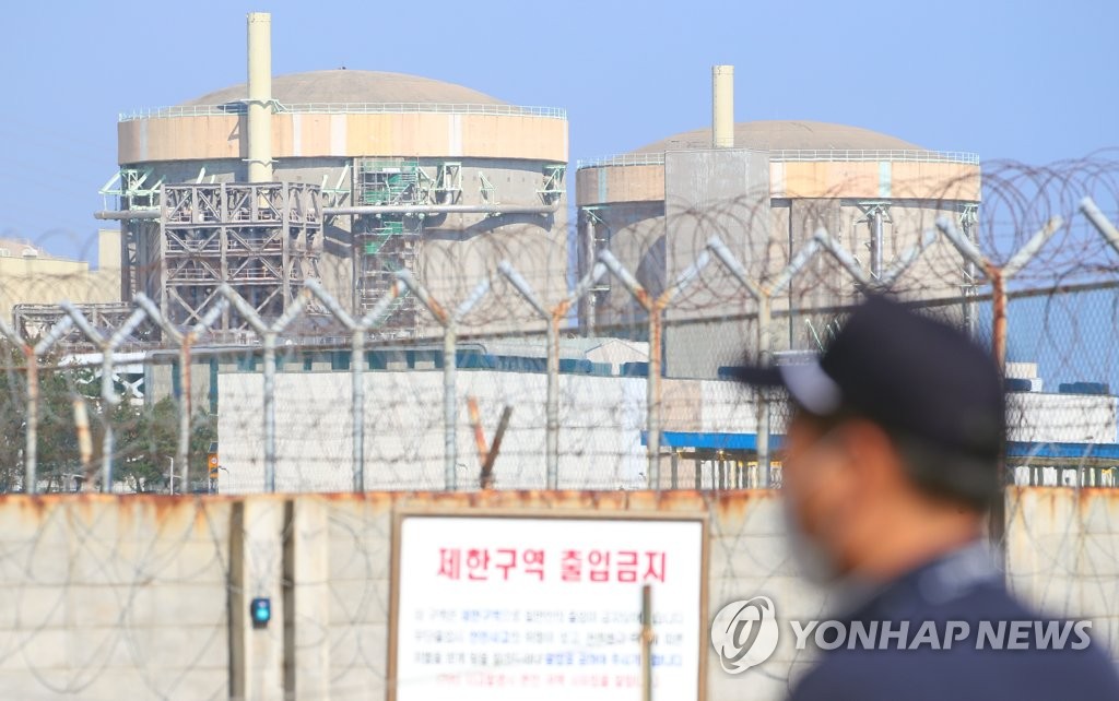 资料图片：被关闭的月城核电站一号机组（右），图片摄于10月20日。 韩联社