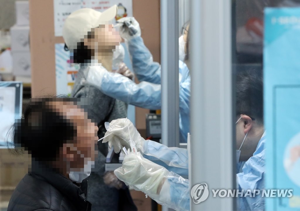 资料图片：接受新冠病毒检测 韩联社