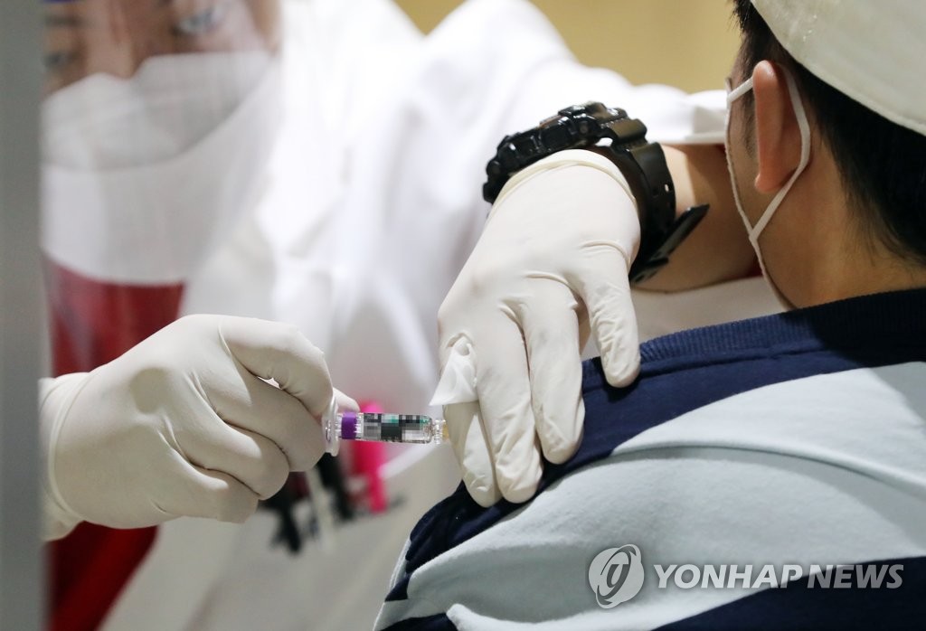 资料图片：10月23日，市民在首尔市江西区一医院接种流感疫苗。 韩联社