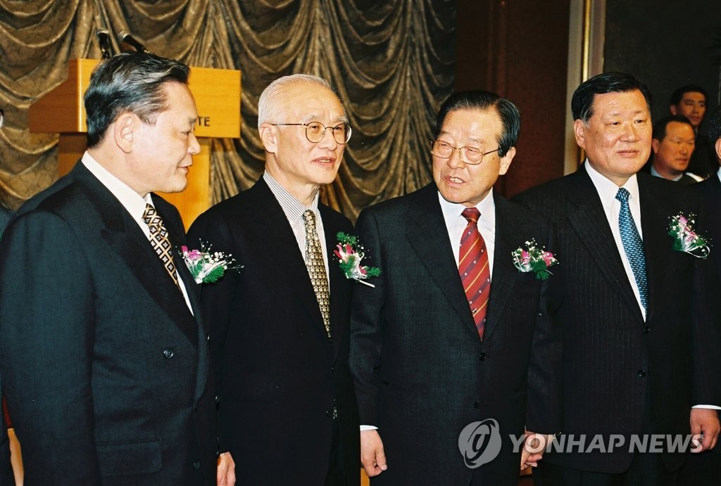 资料图片：已故三星集团会长李健熙（左） 韩联社