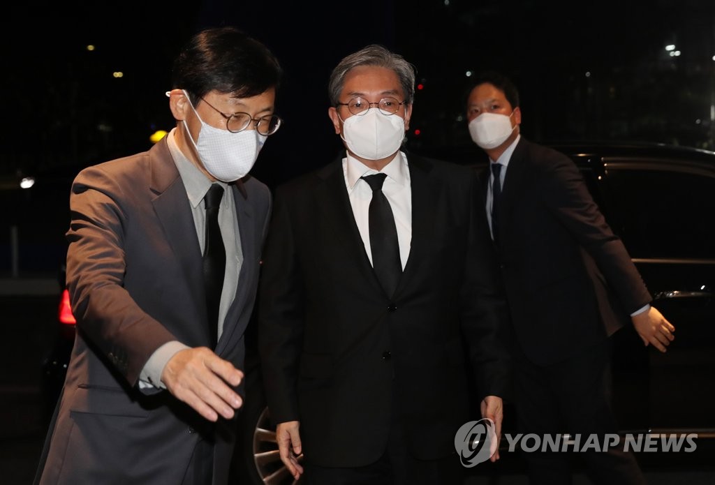 10月25日，在三星首尔医院，韩国总统幕僚长卢英敏（中）步入已故三星集团会长李健熙的灵堂。 韩联社