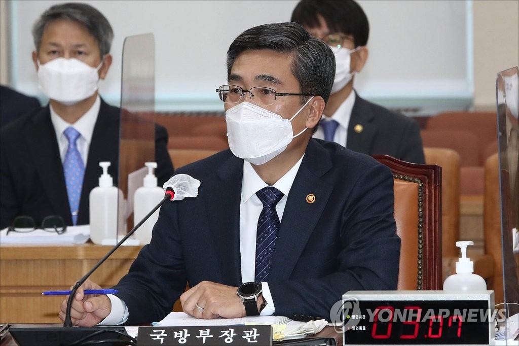 10月26日，国防部长官徐旭在国会国防委员会的国政监查上答议员提问。 韩联社
