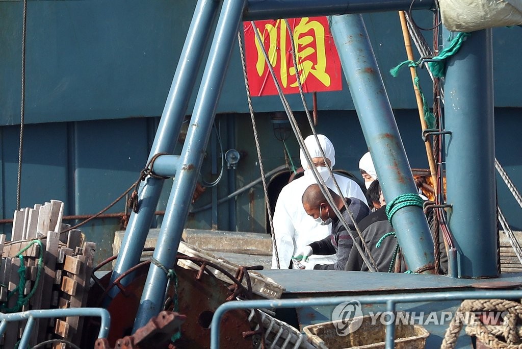 韩国海警调查中国渔船。 韩联社