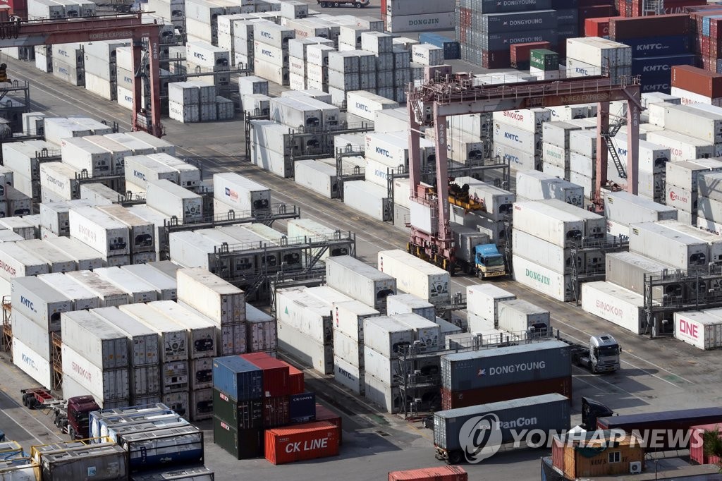 资料图片：釜山港集装箱码头 韩联社