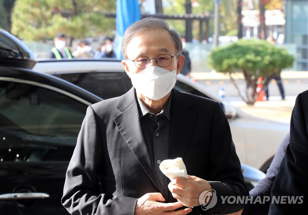 11月2日，在首尔江南区论岘洞，韩国前总统李明博乘车前往首尔东部看守所。 韩联社