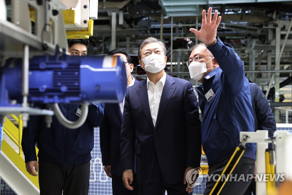 10月30日，韩国总统文在寅（右二）走访现代汽车蔚山工厂，正在听取现代汽车会长郑义宣（右一）的介绍。 韩联社