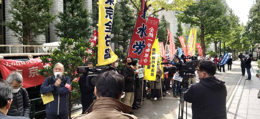 材料图片：10月30日，日本市民
集团在三菱重工总部大楼前会议
请愿，
请求三菱重工向二战强征劳工
报歉并
补偿。 韩联社