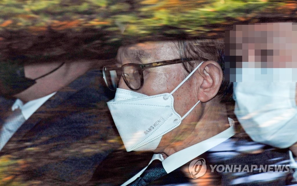 11月2日，在首尔江南区论岘洞，韩国前总统李明博乘车前往首尔东部看守所。 韩联社
