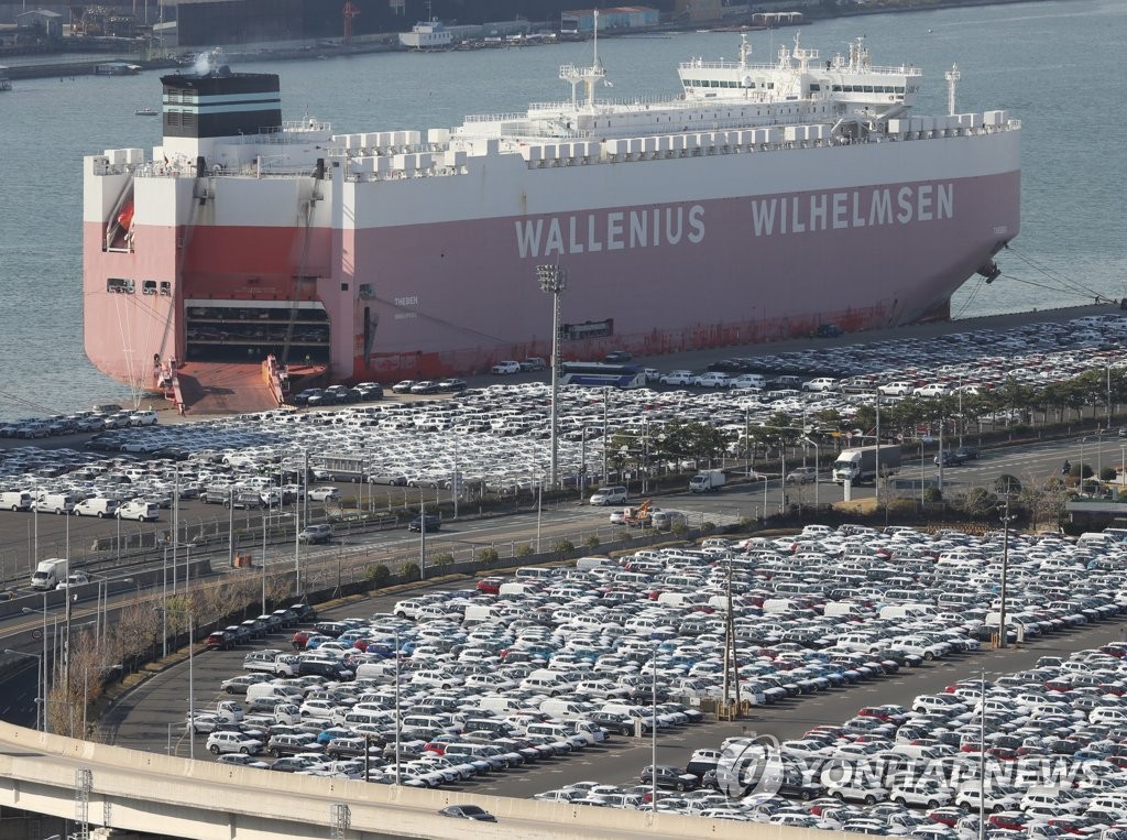 材料图片：2020年11月5日，在
当代汽车蔚山工场出口装卸
船埠，
恒河沙数的整车期待装船。 韩联社（图片严禁转载复制）