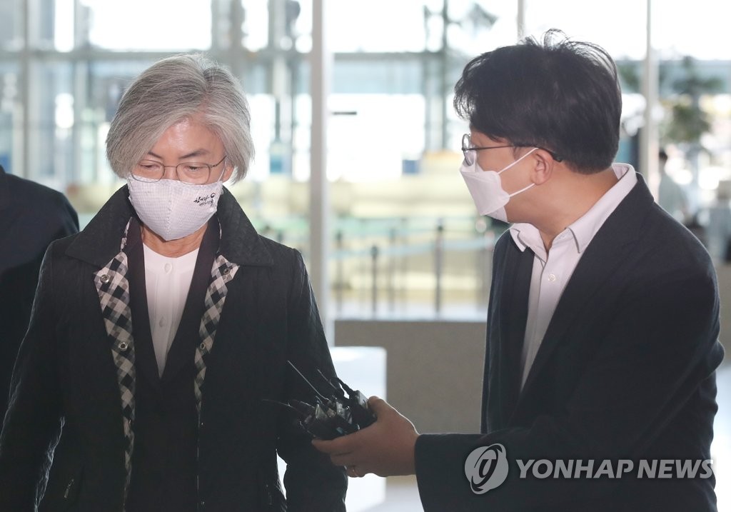 资料图片：11月8日，在仁川国际机场，康京和（左）启程赴美。 韩联社