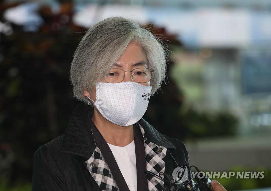 11月8日上午，在仁川机场，康京和出访美国前答记者问。 韩联社