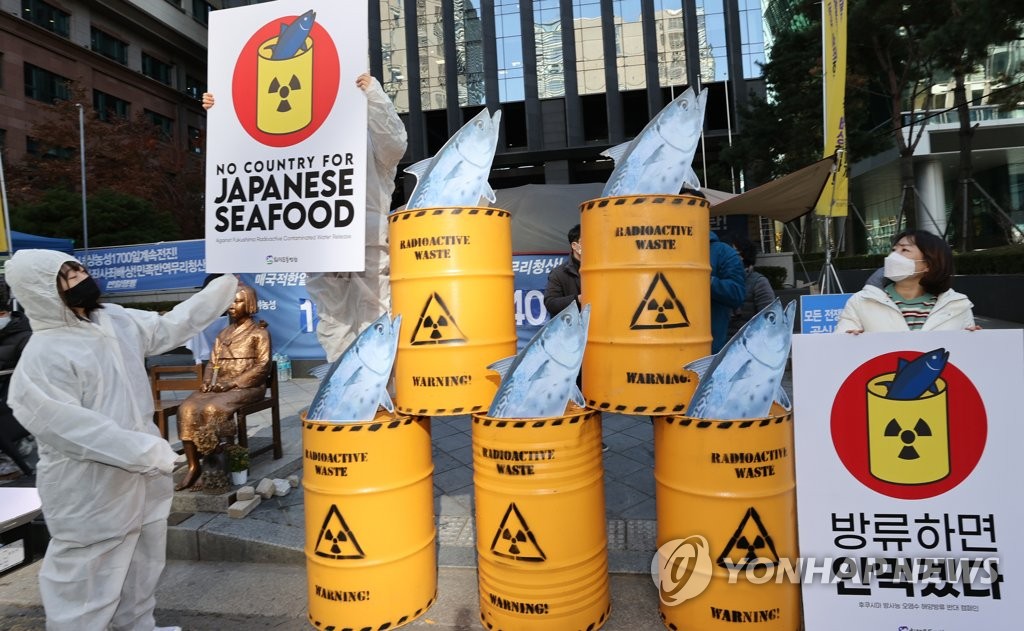 资料图片：2020年11月9日，在首尔钟路区日本驻韩大使馆旧址前，韩国公民团体举行集会敦促日本政府撤回福岛核电站污水排放计划。 韩联社