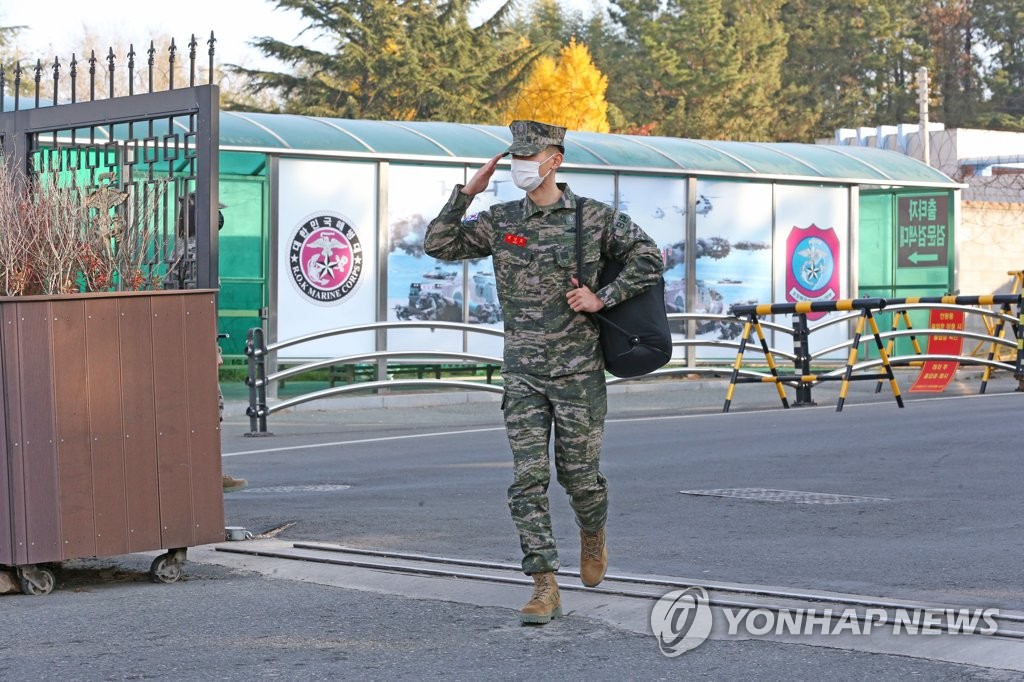 11月15日，退伍的SHINee成员崔珉豪在庆尚北道浦项海军陆战队部队营地外向粉丝敬礼。 韩联社
