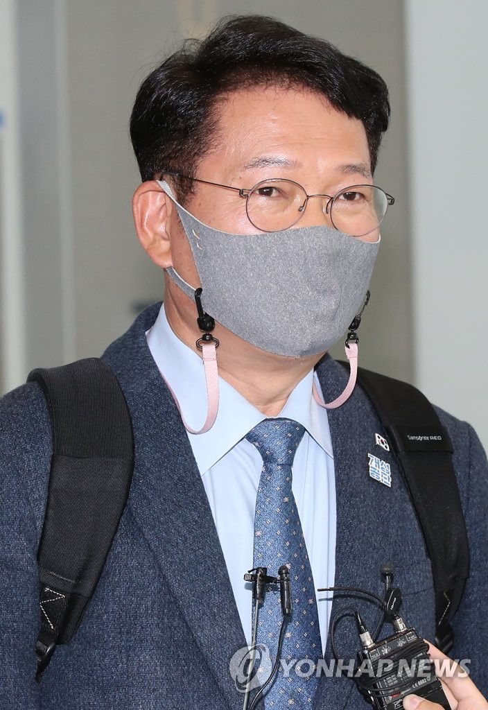 资料图片：2020年11月15日上午，在仁川国际机场第二航站楼，韩国执政党共同民主党韩半岛特别工作组委员长宋永吉登机赴美前答记者问。 韩联社