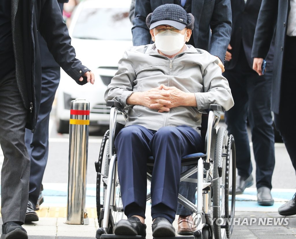 资料图片：去年11月18日，在水原地方法院，新天地教会总会长李万熙出庭受审。 韩联社